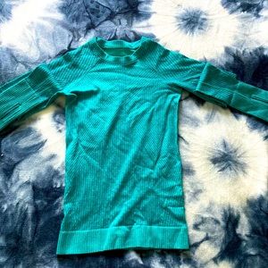 Teal Lulu Lemon long sleeve. No size was on it. Estimated a small.